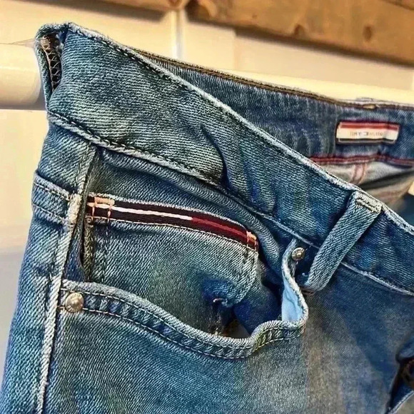 Tommy Hilfiger Boyfriend Jeans Denim Bootcut Size 8 Distressed Torn Ripped Cute - Picture 2 of 9